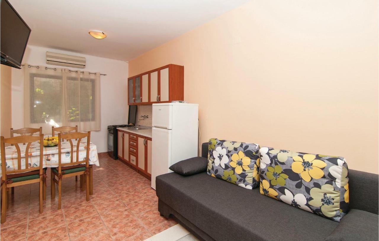 2 Bedroom Cozy Apartment In Маріна Екстер'єр фото